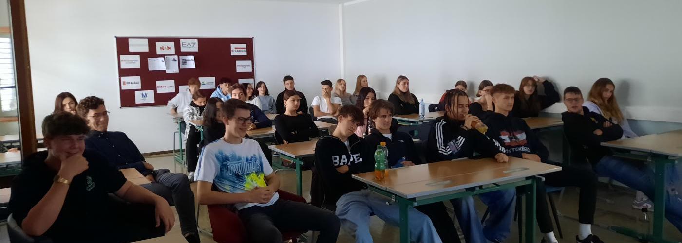 SchülerInnen in gespannter Erwartung