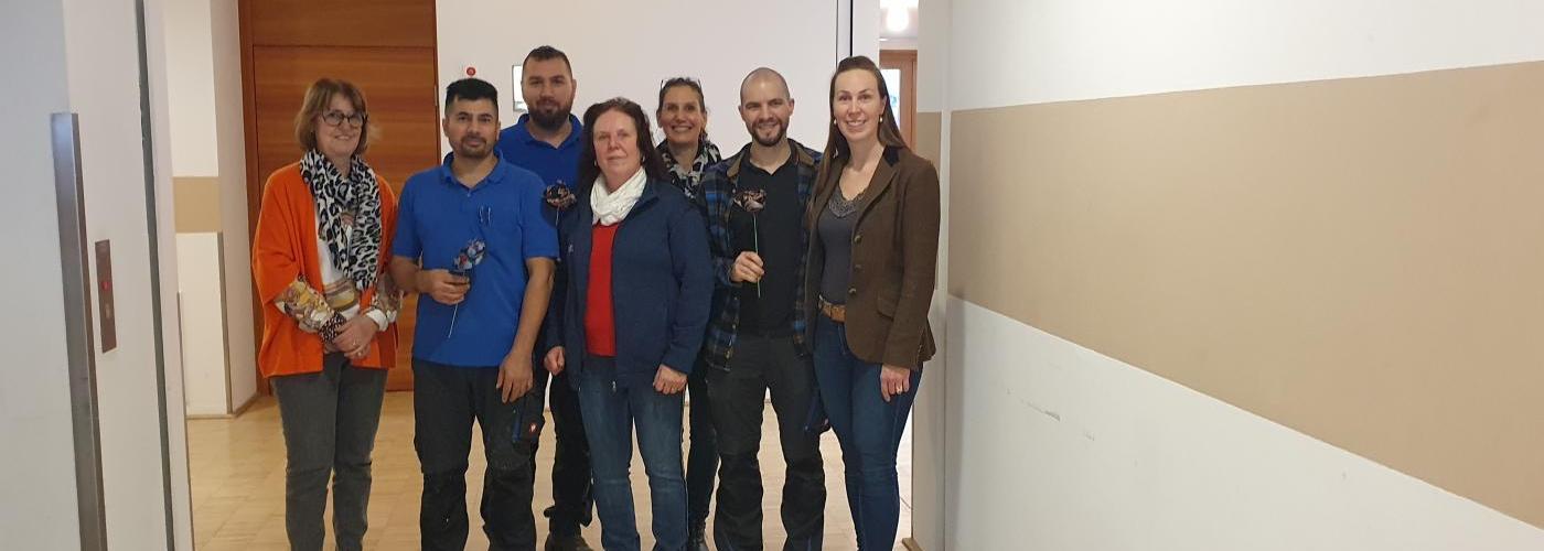 Mitarbeiter des Altenwohnheims sowie Mitglieder des Roten Kreuzes