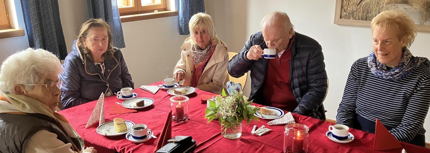 Seniorenkaffee mit der Klasse 3bBK im Mesnerhaus