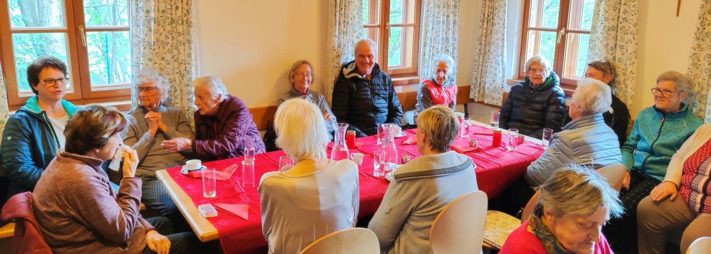 Seniorenkaffee mit der Klasse 3bBK im Mesnerhaus